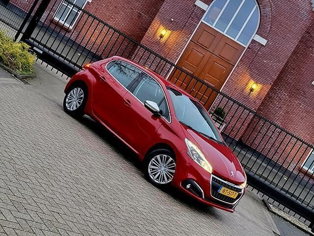 Occasion Peugeot 208 Allure 110 PK (80 kW) 2017 Rood Hatchback