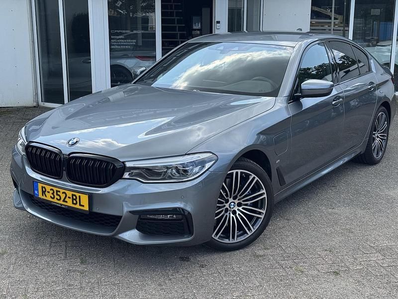 Grijs (metallic) Gebruikt 2020 BMW 530e Executive Sedan | € 35.850 (Goede deal) - Afbeelding 1/4