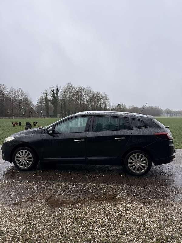 Zwart Gebruikt 2010 Renault Mégane III Dynamique | € 2.250 (Goede deal) - Afbeelding 1/4
