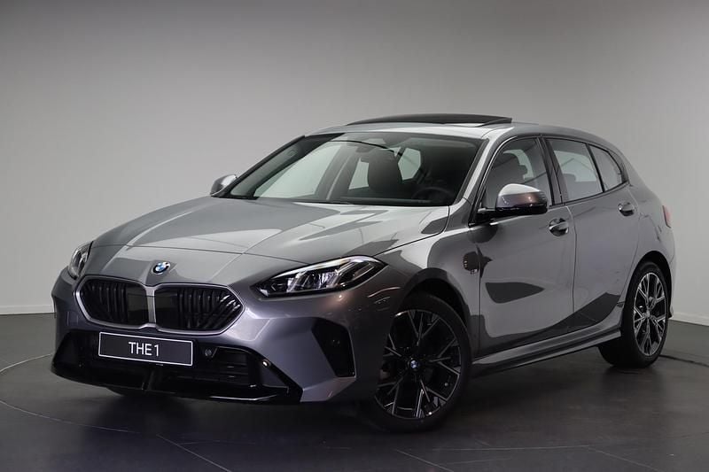 Grijs Nieuw 2025 BMW 120 M Sport Hatchback | € 47.539 (Super prijs) - Afbeelding 1/4
