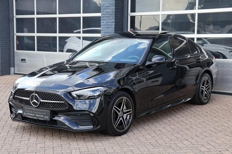 Zwart Occasion 2024 Mercedes C300e AMG line Sedan | € 49.950 (Eerlijke prijs) - Afbeelding 1/4