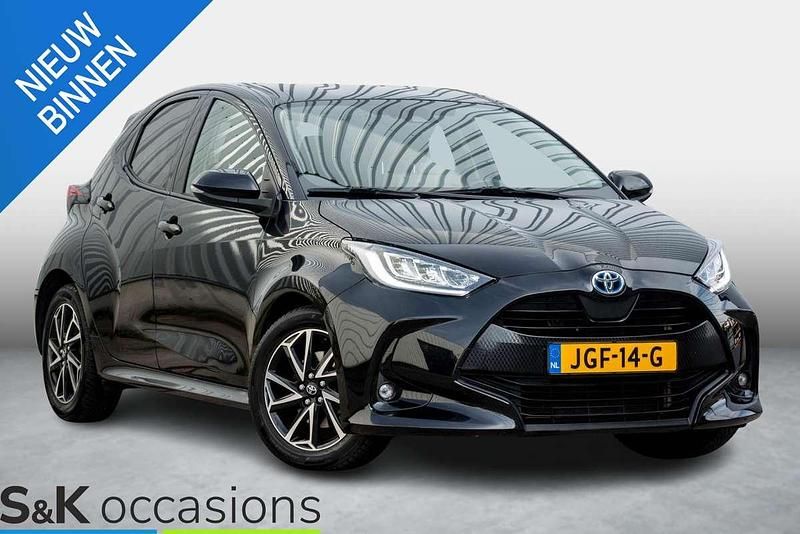 Zwart Gebruikt 2022 Toyota Yaris Hybrid Hatchback | € 18.950 (Goede deal) - Afbeelding 1/4