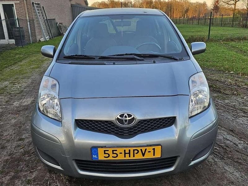 Zilver Gebruikt 2009 Toyota Yaris MPV | € 4.000 (Goede deal) - Afbeelding 1/4