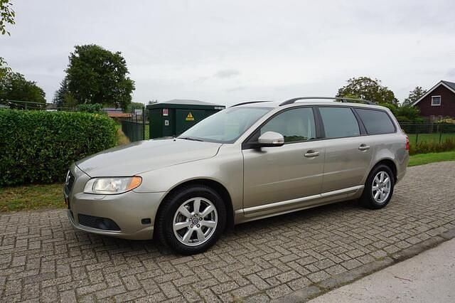 Bruin Gebruikt 2008 Volvo V70 Momentum Stationwagen | € 9.950 (Super prijs) - Afbeelding 1/4