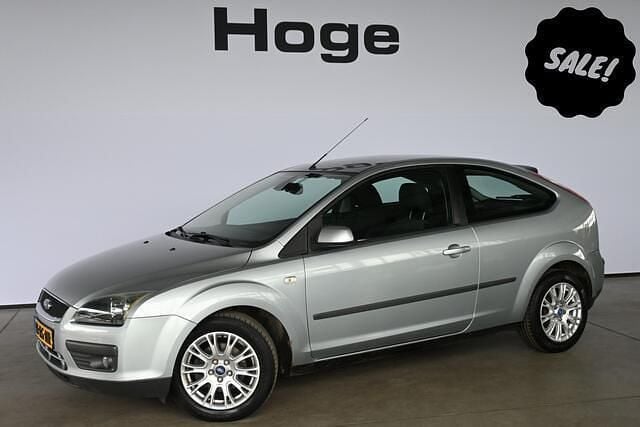 Grijs, metallic lak Gebruikt 2005 Ford Focus Hatchback | € 1.940 (Goede deal) - Afbeelding 1/4