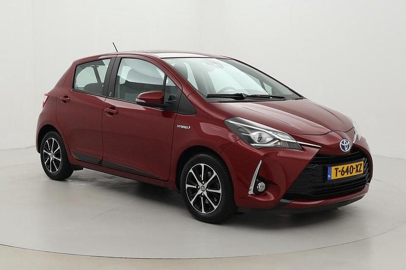 Rood Occasion 2018 Toyota Yaris Hybrid Active Hatchback | € 18.499 (Eerlijke prijs) - Afbeelding 1/4