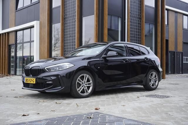 Zwart Occasion 2020 BMW 116 Executive Hatchback | € 18.750 (Eerlijke prijs) - Afbeelding 1/4