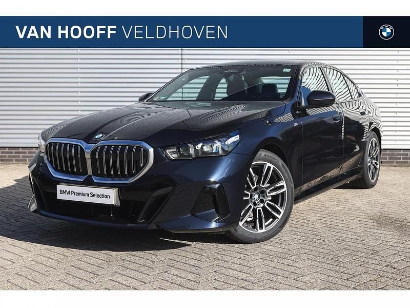 M carbonschwarz (donker zwart metallic) Gebruikt 2025 BMW 520 Shadowline Sedan | € 64.950 - Afbeelding 1/4