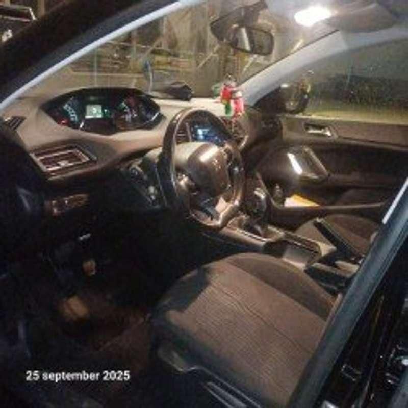 Zwart Occasion 2014 Peugeot 308 Hatchback | € 3.000 (Iets duurder) - Afbeelding 1/4