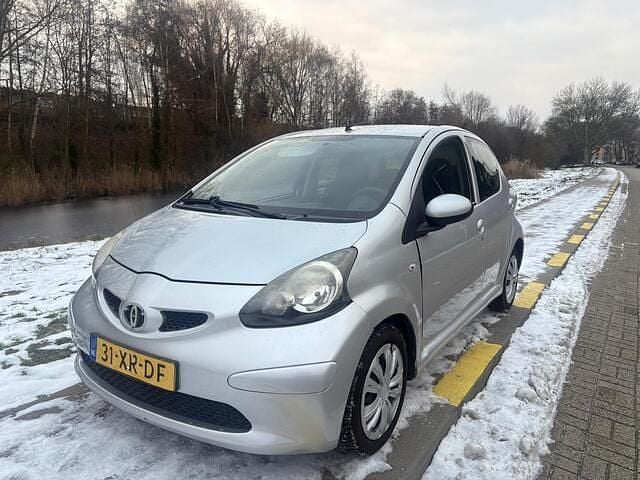Grijs Occasion 2007 Toyota Aygo Hatchback | € 2.999 (Eerlijke prijs) - Afbeelding 1/4