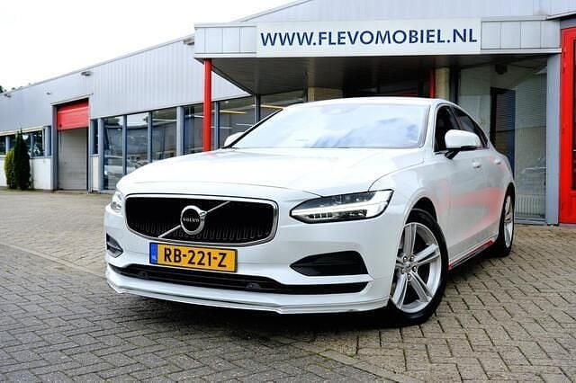 Wit Gebruikt 2017 Volvo S90 Momentum Sedan | € 21.750 (Eerlijke prijs) - Afbeelding 1/4