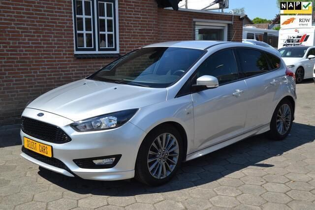 Grijs, metallic lak Gebruikt 2017 Ford Focus ST-Line Hatchback | € 9.750 (Eerlijke prijs) - Afbeelding 1/4