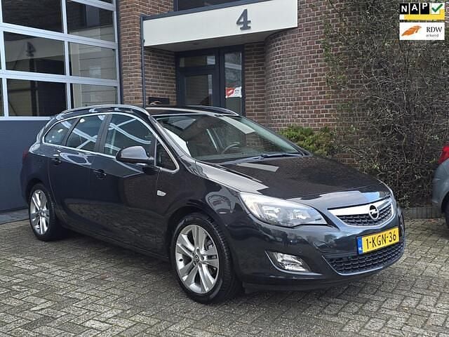 Zwart Gebruikt 2013 Opel Astra Sport Stationwagen | € 6.795 (Eerlijke prijs) - Afbeelding 1/4