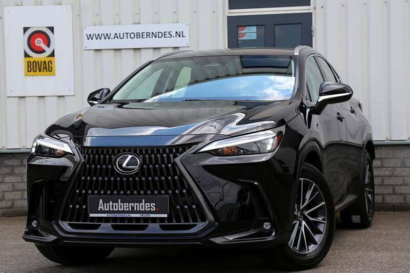 Zwart, metallic lak Gebruikt 2024 Lexus NX350h SUV | € 56.900 - Afbeelding 1/4