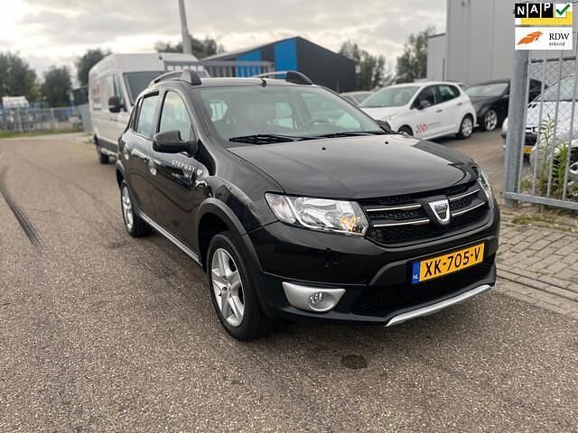Zwart Gebruikt 2014 Dacia Sandero Lauréate Hatchback | € 6.999 (Goede deal) - Afbeelding 1/4