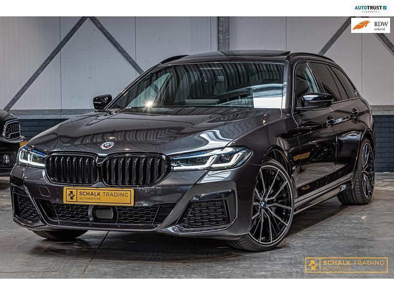Zilver Gebruikt 2022 BMW 530 M Sport Stationwagen | € 52.950 - Afbeelding 1/4