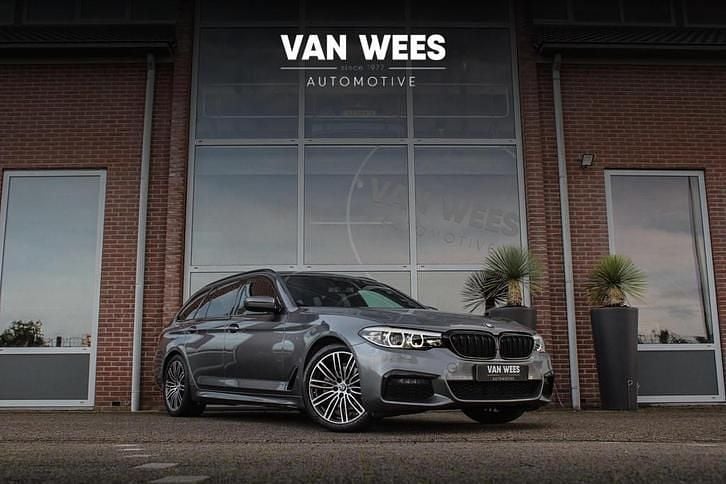 Grijs Gebruikt 2018 BMW 520 Executive Stationwagen | € 27.950 (Eerlijke prijs) - Afbeelding 1/3