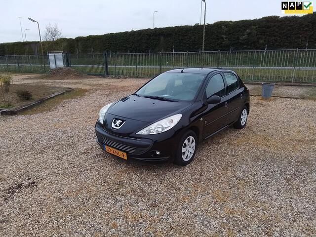 Zwart Gebruikt 2012 Peugeot 206+ Urban Move Hatchback | € 3.989 (Eerlijke prijs) - Afbeelding 1/4