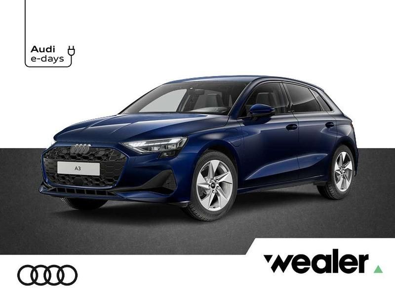 Blauw, metallic lak Nieuw 2025 Audi A3 Sportback e-tron Advanced Hatchback | € 48.023 (Iets duurder) - Afbeelding 1/2