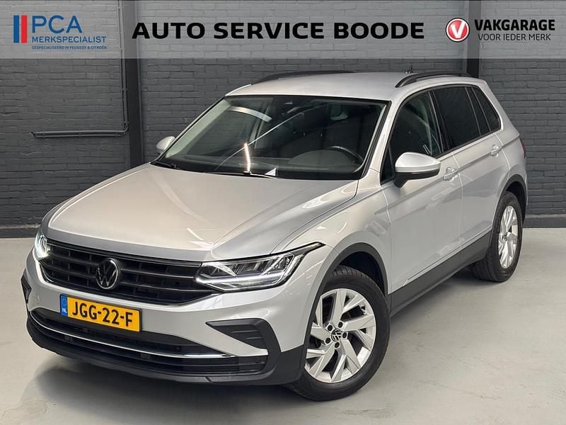 Grijs Gebruikt 2022 VW Tiguan Life SUV | € 30.625 (Super prijs) - Afbeelding 1/4