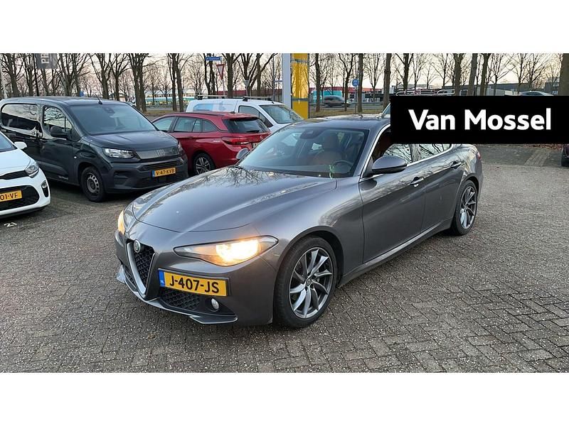 Grijs Occasion 2018 Alfa Romeo Giulia Super Sedan | € 26.440 (Eerlijke prijs) - Afbeelding 1/4