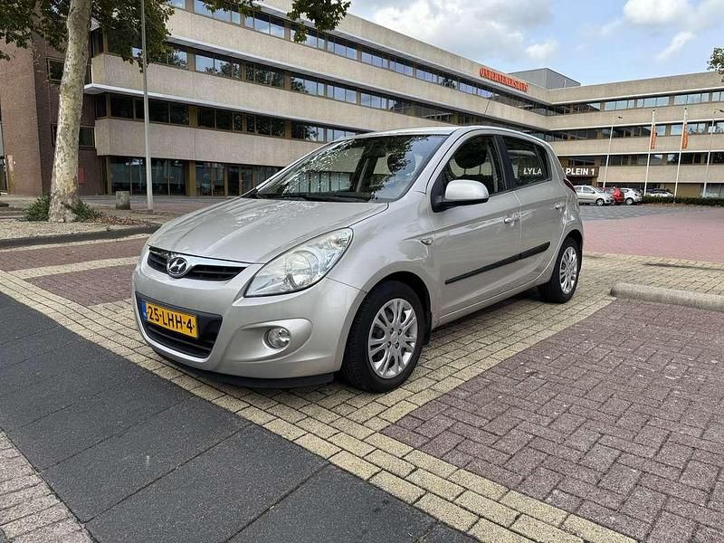 Grijs Gebruikt 2010 Hyundai i20 Dynamiq Hatchback | € 3.400 (Eerlijke prijs) - Afbeelding 1/4