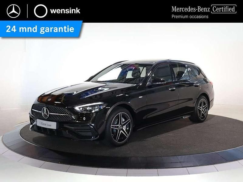 Zwart, metallic lak Occasion 2025 Mercedes C300e Business Stationwagen | € 55.850 (Duur) - Afbeelding 1/4