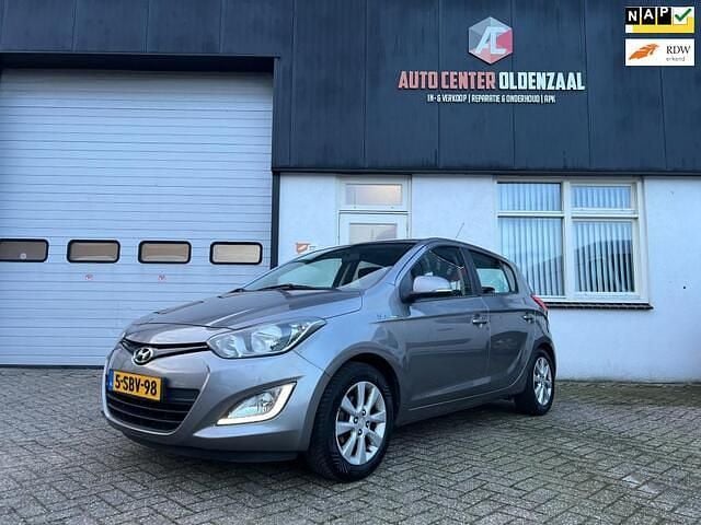 Grijs Occasion 2014 Hyundai i20 Hatchback | € 2.999 (Eerlijke prijs) - Afbeelding 1/4