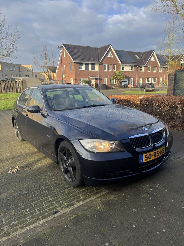 Blauw Gebruikt 2005 BMW 325 Sedan | € 6.000 (Eerlijke prijs) - Afbeelding 1/4