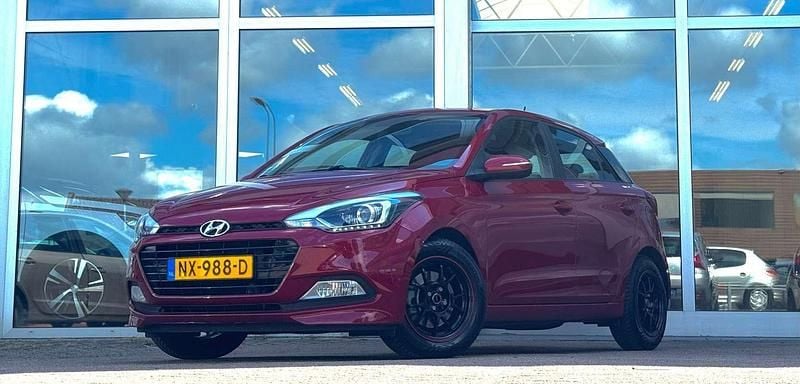 Rood Gebruikt 2017 Hyundai i20 Comfort Hatchback | € 10.444 (Eerlijke prijs) - Afbeelding 1/4
