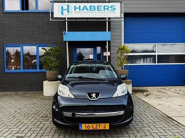 Grijs Gebruikt 2010 Peugeot 107 Urban Move Hatchback | € 2.745 (Eerlijke prijs) - Afbeelding 1/4