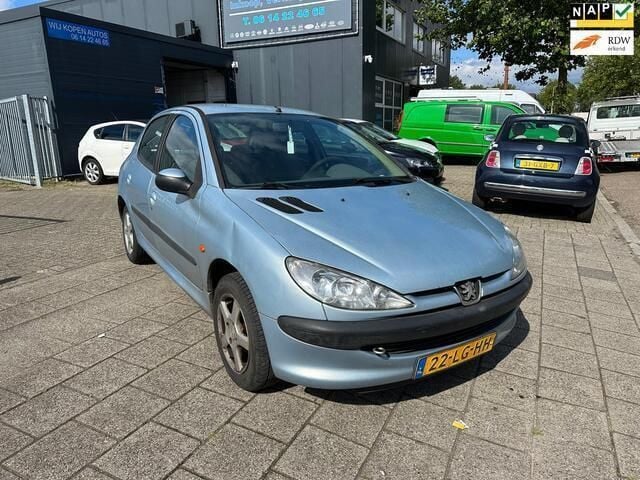 Grijs Occasion 2003 Peugeot 206 Hatchback | € 650 (Goede deal) - Afbeelding 1/4