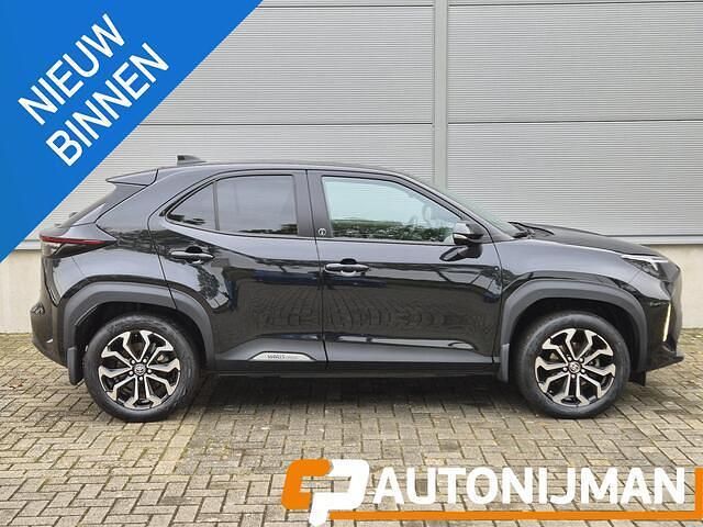 Zwart Gebruikt 2022 Toyota Yaris Cross Team SUV | € 29.990 (Iets duurder) - Afbeelding 1/3
