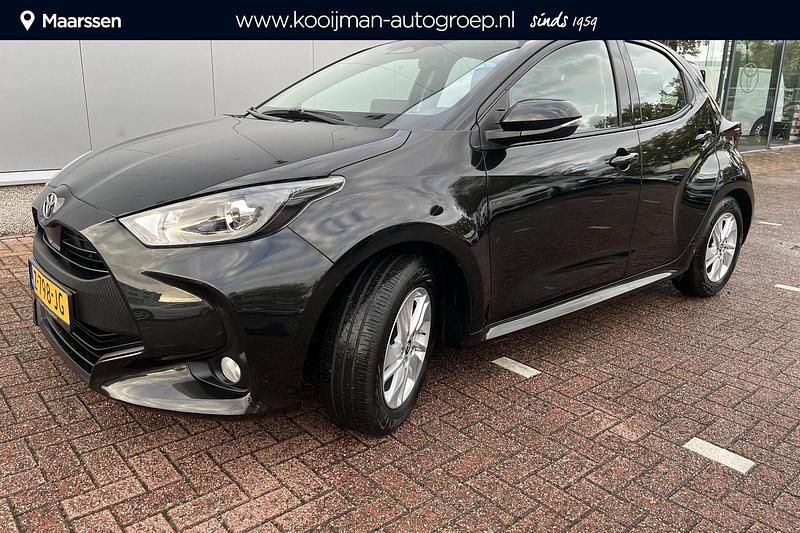Zwart Gebruikt 2024 Toyota Yaris Hybrid Active Hatchback | € 23.400 (Eerlijke prijs) - Afbeelding 1/4