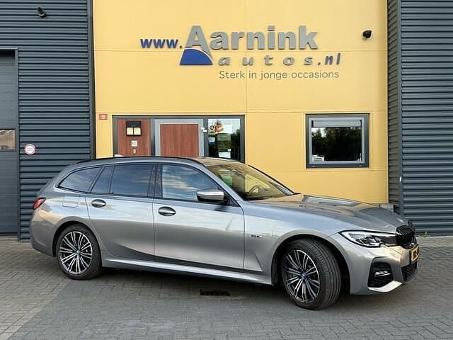 Grijs Gebruikt 2022 BMW 330 M Sport Stationwagen | € 35.450 (Goede deal) - Afbeelding 1/4