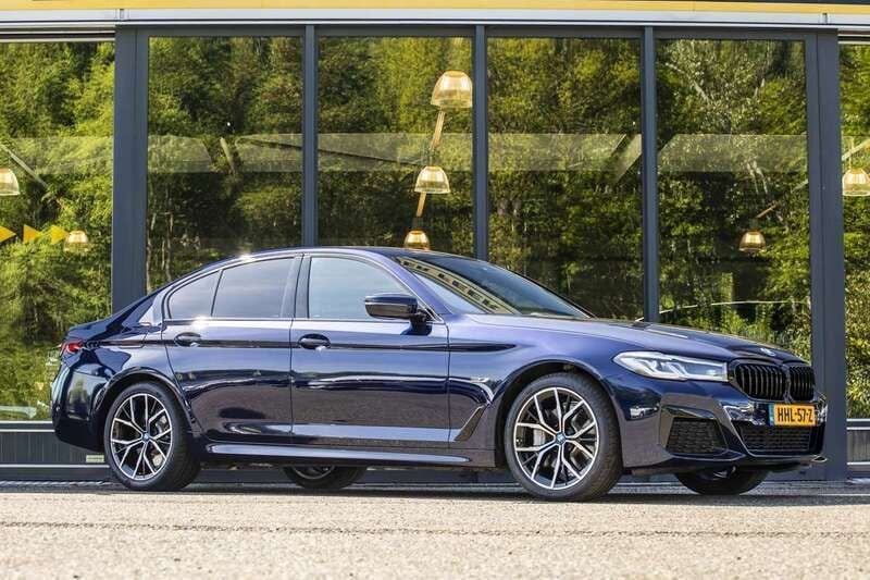 Blauw, metallic lak Gebruikt 2022 BMW 545 M Sport Sedan | € 47.950 (Goede deal) - Afbeelding 1/4