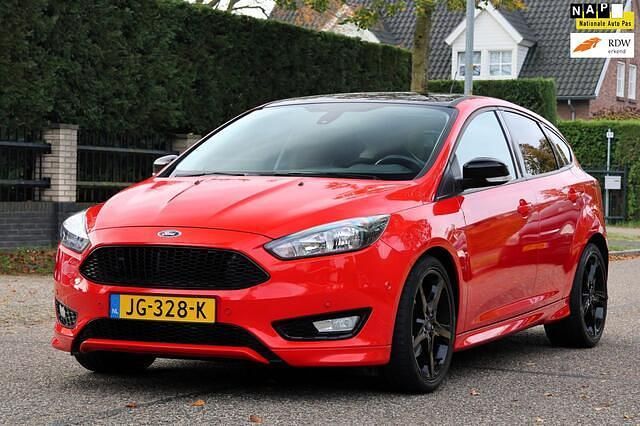Rood Occasion 2016 Ford Focus ST-Line Hatchback | € 12.945 (Eerlijke prijs) - Afbeelding 1/4