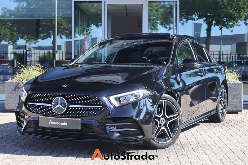 Zwart Gebruikt 2020 Mercedes A180 AMG line Sedan | € 24.700 (Eerlijke prijs) - Afbeelding 1/4