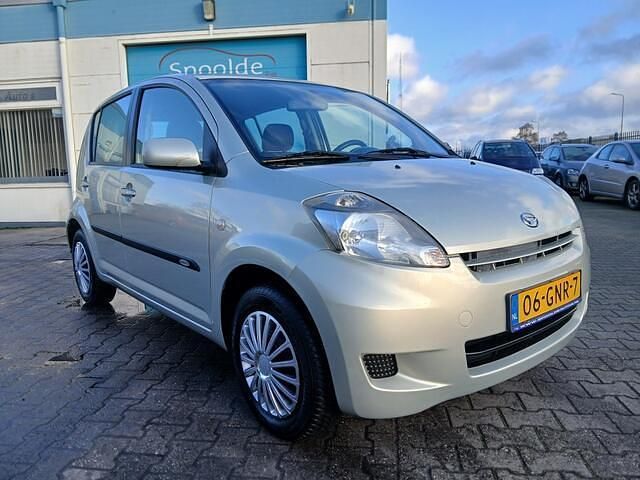 Beige Occasion 2008 Daihatsu Sirion Hatchback | € 2.499 (Eerlijke prijs) - Afbeelding 1/4
