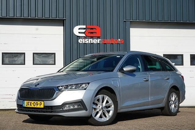 Grijs Gebruikt 2022 Skoda Octavia Business Line Stationwagen | € 18.749 (Goede deal) - Afbeelding 1/4