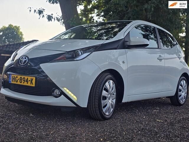 Wit Gebruikt 2015 Toyota Aygo X-play Hatchback | € 9.950 (Goede deal) - Afbeelding 1/4