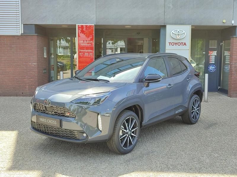Grijs Nieuw 2025 Toyota Yaris Cross Sport SUV | € 39.995 (Duur) - Afbeelding 1/4