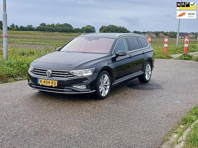 Zwart Gebruikt 2020 VW Passat Business+ Stationwagen | € 19.950 (Goede deal) - Afbeelding 1/4