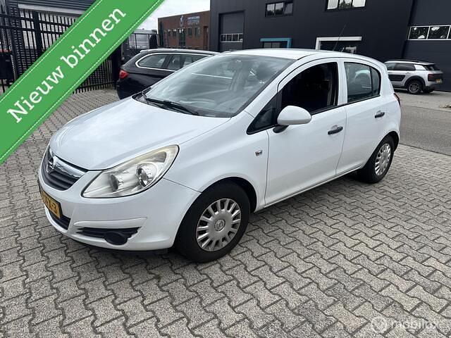 Wit Gebruikt 2009 Opel Corsa Selection Hatchback | € 999 (Eerlijke prijs) - Afbeelding 1/4