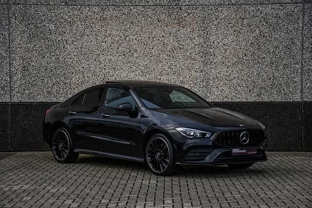 Zwart Gebruikt 2020 Mercedes CLA250 Premium Plus Sedan | € 29.950 (Eerlijke prijs) - Afbeelding 1/4