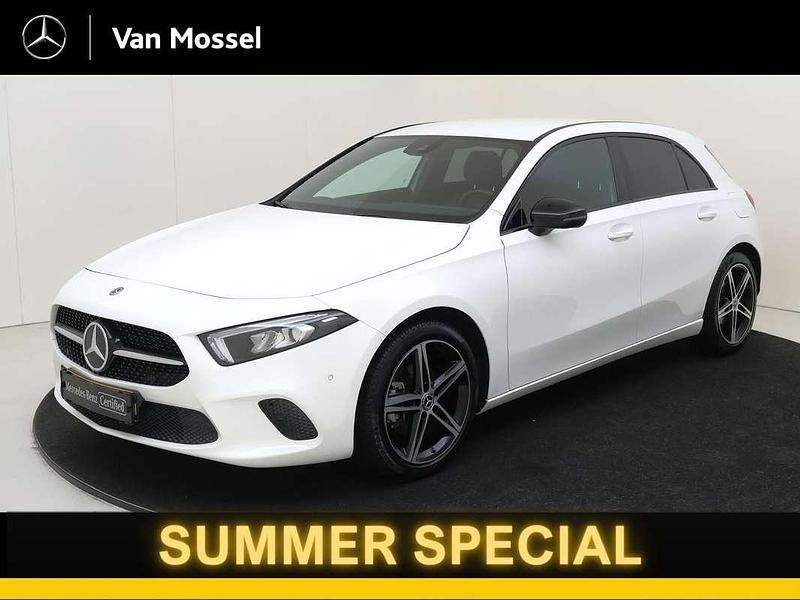Wit, metallic lak Gebruikt 2019 Mercedes A180 Luxury Hatchback | € 26.490 (Eerlijke prijs) - Afbeelding 1/4