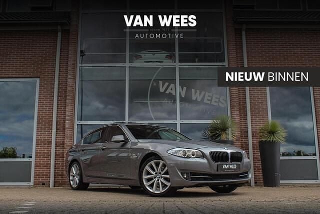 Grijs, metallic lak Gebruikt 2011 BMW 523 Executive Sedan | € 13.450 (Eerlijke prijs) - Afbeelding 1/3