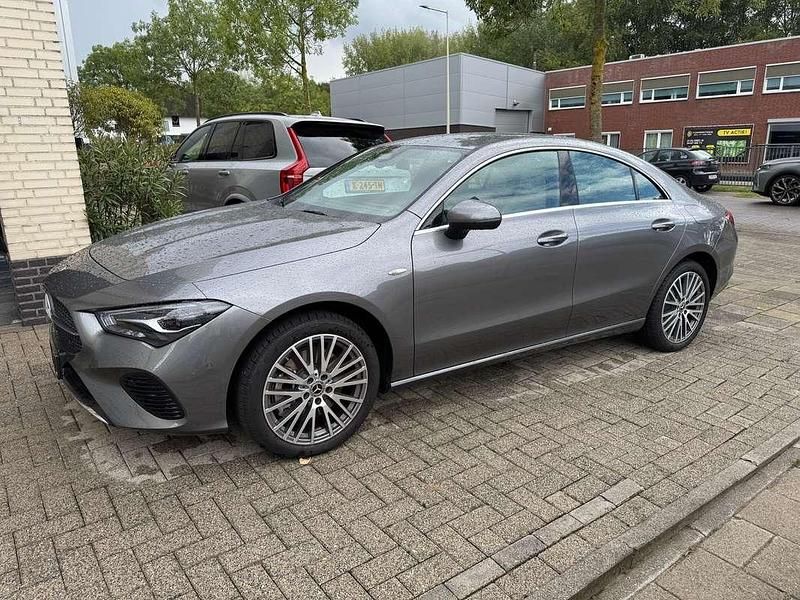 Zilver Gebruikt 2025 Mercedes CLA250e Sedan | € 45.000 (Duur) - Afbeelding 1/4