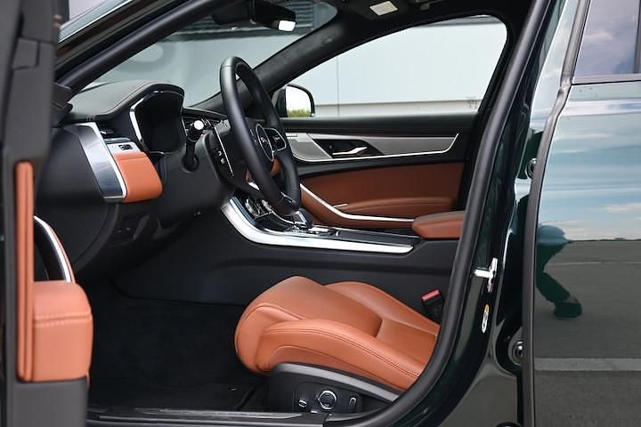 Occasion Jaguar XF Sportbrake R-Dynamic 300 PK (220 kW) 2024 British racing green (donker groen metallic)bruin Stationwagen