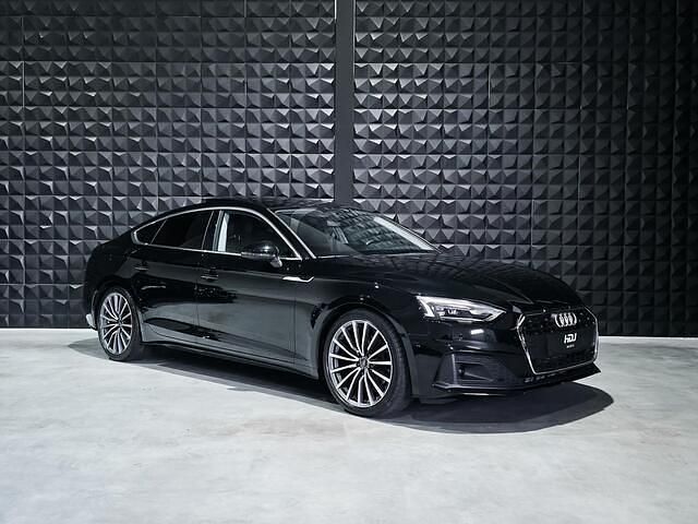 Zwart, metallic lak Gebruikt 2022 Audi A5 Sportback Design Hatchback | € 38.900 (Eerlijke prijs) - Afbeelding 1/4